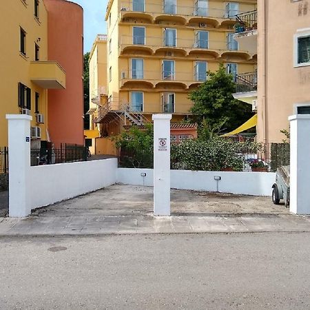 The Bluehouse - Spacious Top Floor Flat With Parking, By Mon Repos Beach Corfu  ภายนอก รูปภาพ