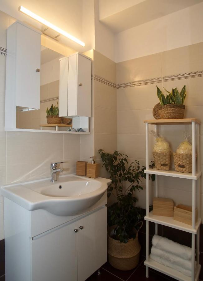 The Bluehouse - Spacious Top Floor Flat With Parking, By Mon Repos Beach Corfu  ภายนอก รูปภาพ